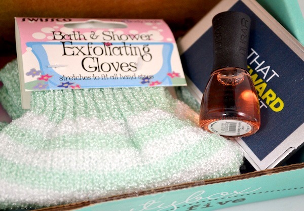 Beauty Box 5 - Exfoliating gloves and Nubar cuticle oil