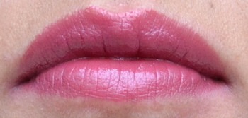 L'Oreal Colour Riche lipstick Blushing Berry swatch