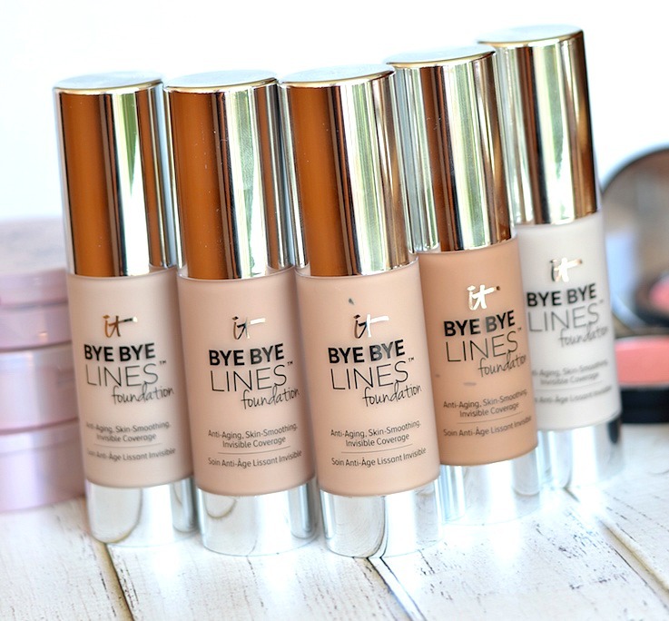 Double-duty beauty! IT Cosmetics Bye Bye Lines Foundation is a lightweight and long-wearing complexion perfecting foundation that feels like nothing on the skin while offering a ton of skincare benefits!