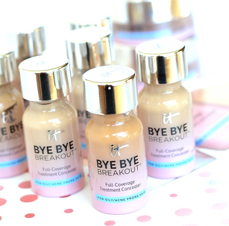 Acne-prone skin? You NEED to try the new IT Cosmetics Bye Bye Breakout! This acne treatment concealer puts pimples in their place with sulfur, tea tree, kaolin clay, and a gentle AHA/BHA complex while providing full coverage!