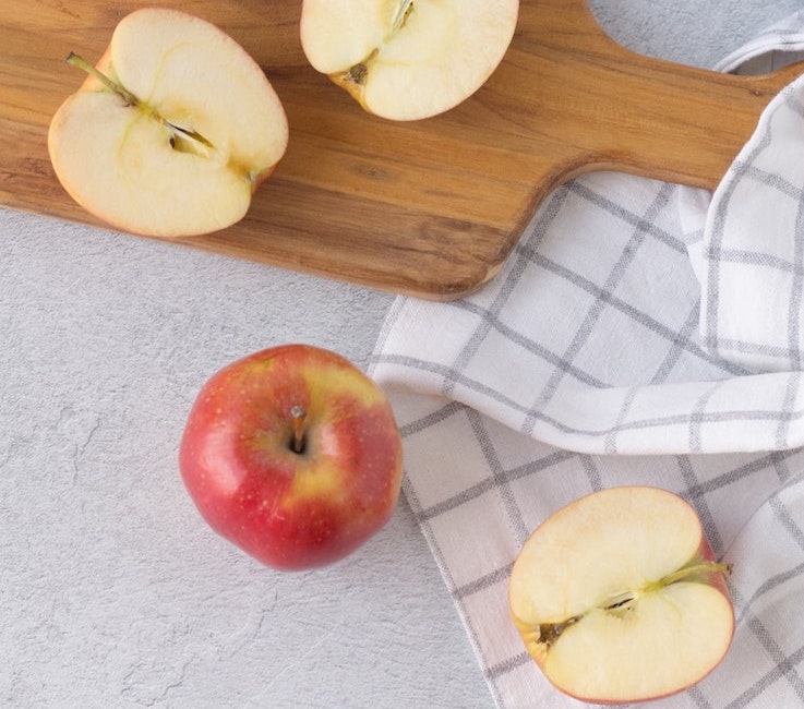 DIY apple oatmeal face mask for oily, acne-prone skin